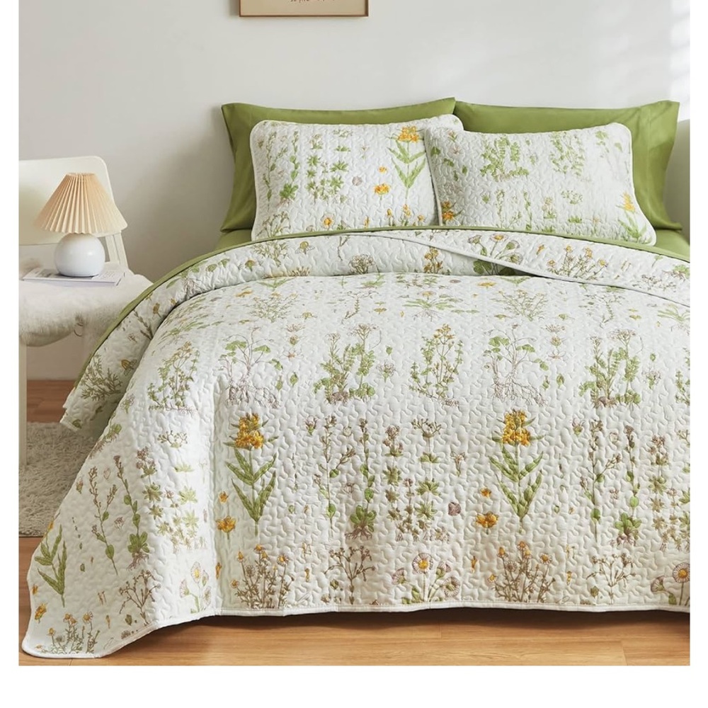 Floral Quilt Set with Green Accents